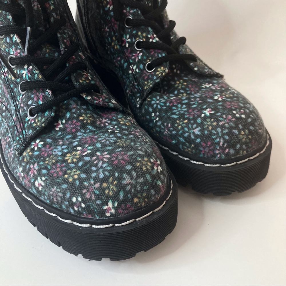 Sincerely Jules Floral Ankle Boots Chunky Combat Style Zip and Lace Up  Size 8